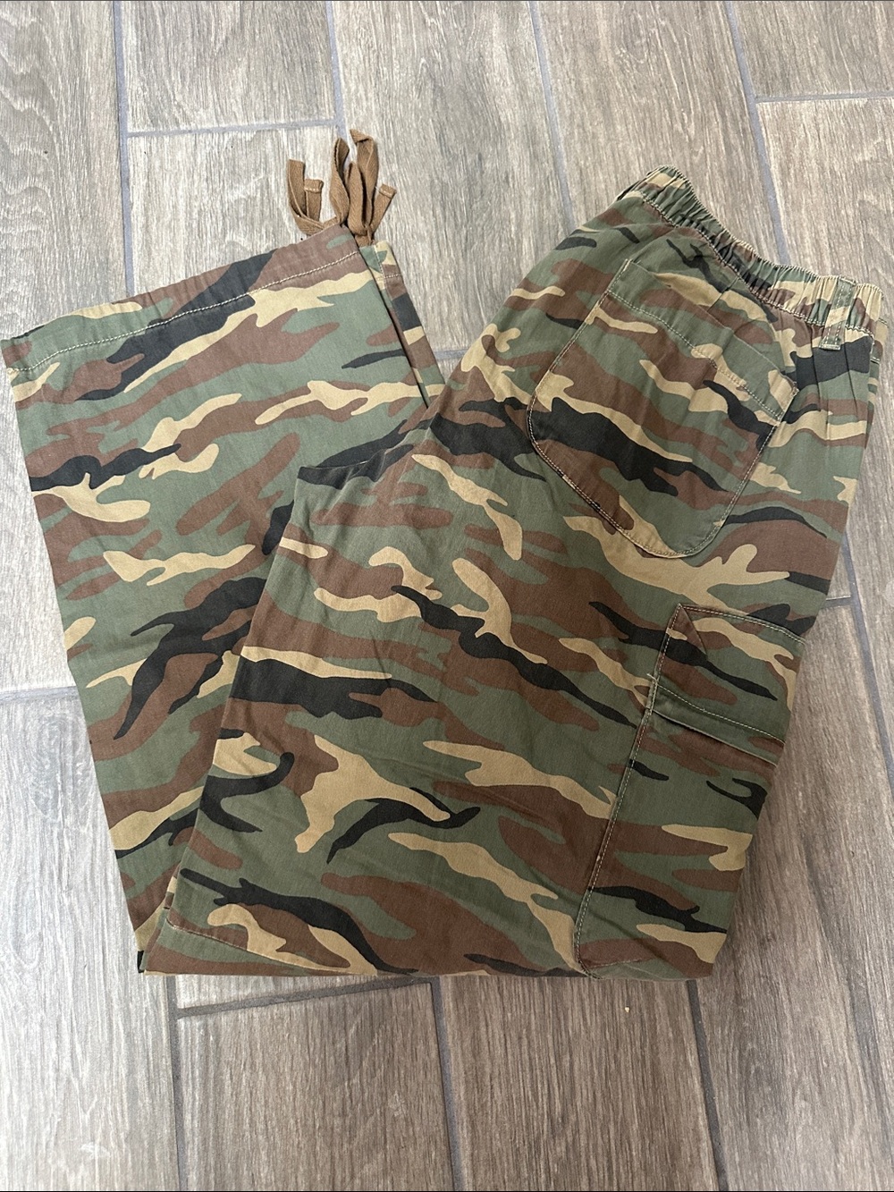 Aeropostale Classic Camouflage Cargo Pants - Green/Brown Camo, size Large